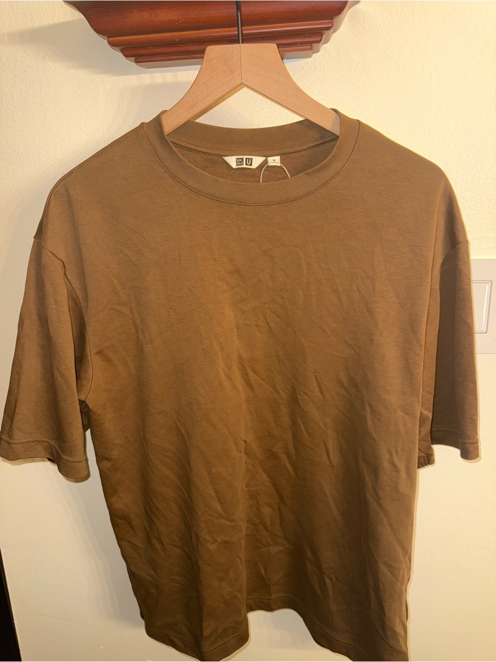 Uniqlo Men Short Sleeve Crew Neck T-Shirt in Brown